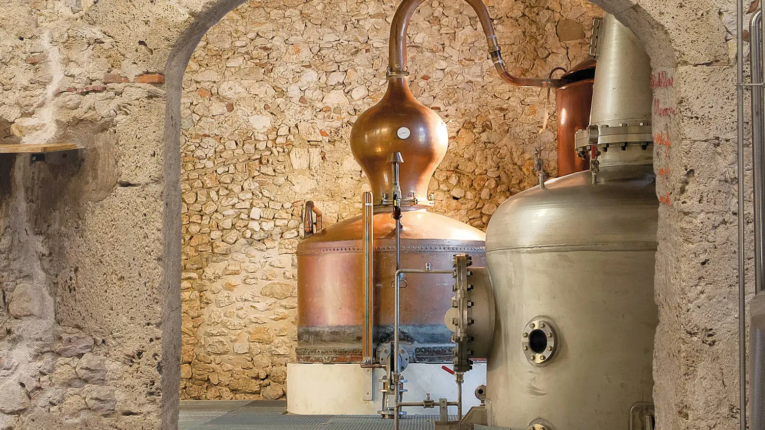 Les Alambics sous l'arche de la Distillerie du Vercors