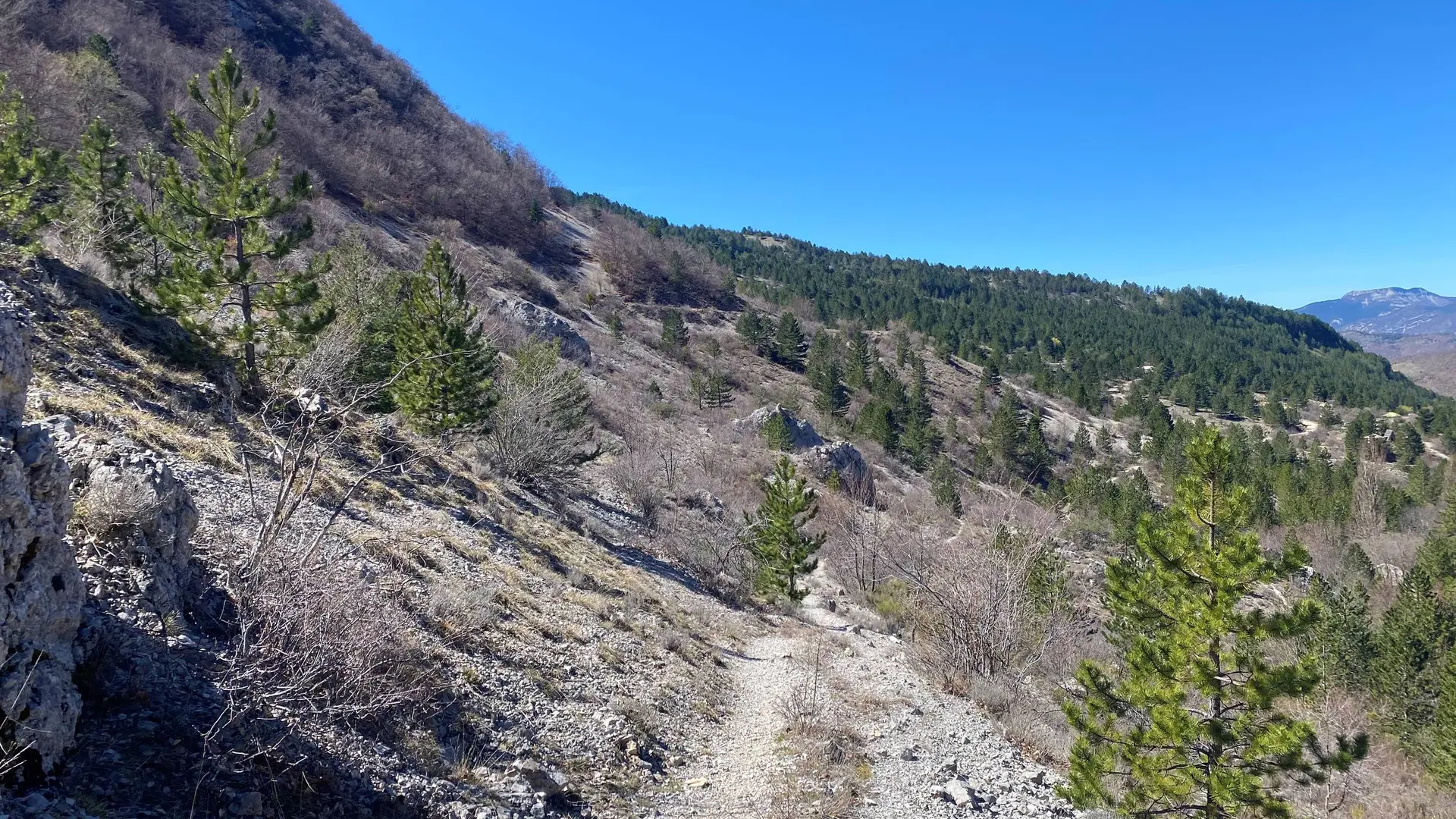 Sentier sur les hauteurs d'Eourres