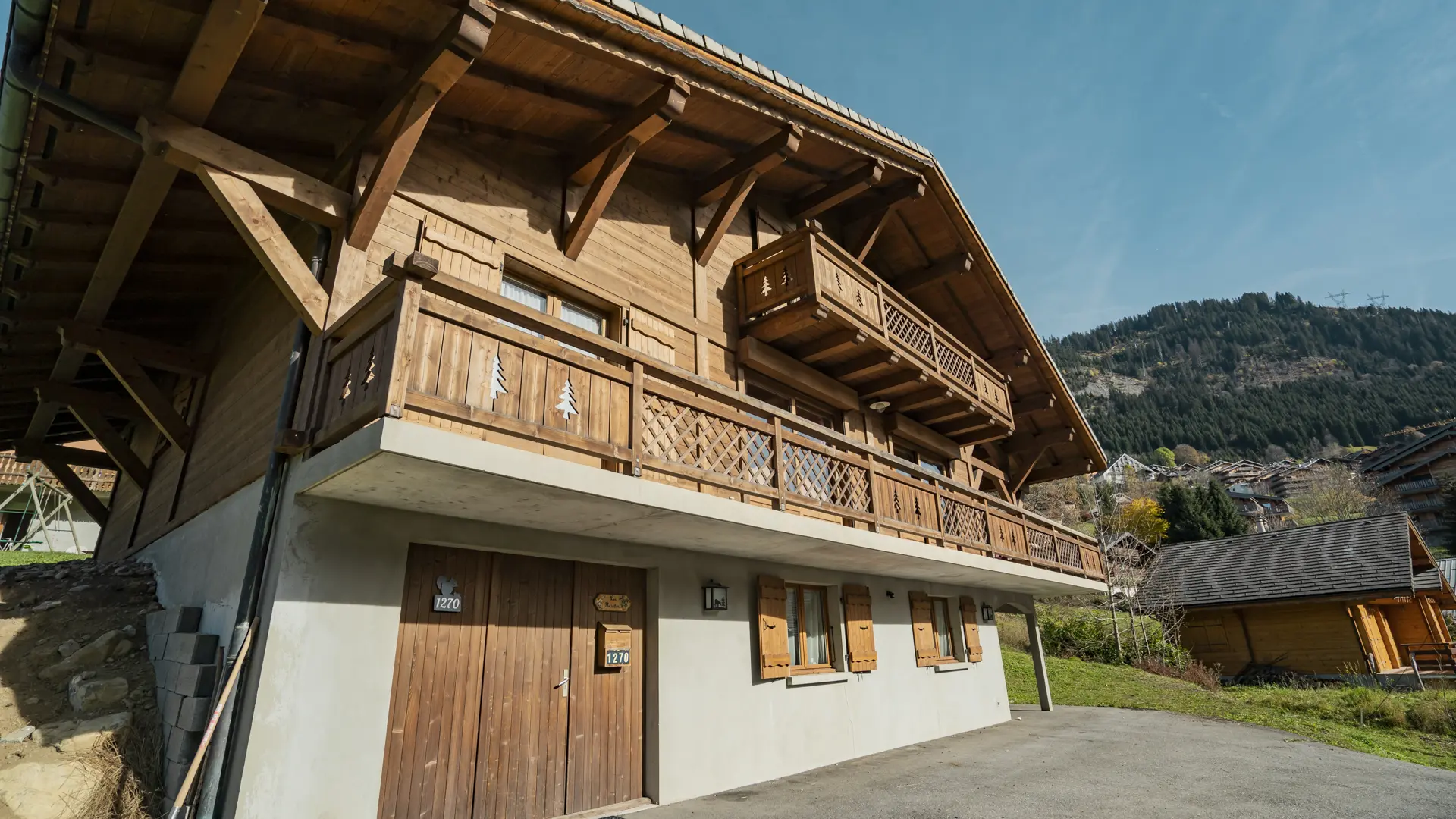Façade du chalet en été