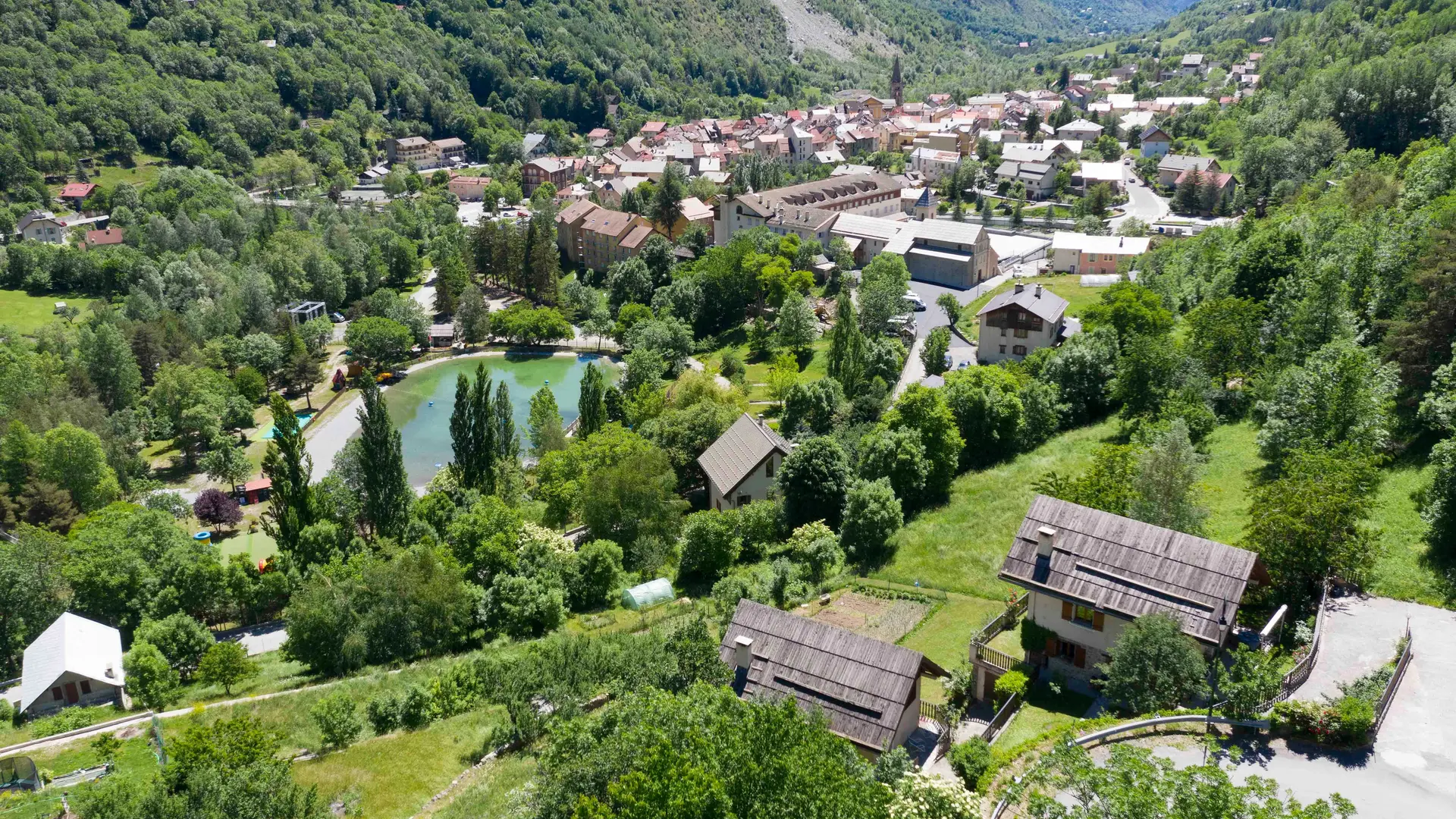 vue sur le village et la vallée de la Tinée