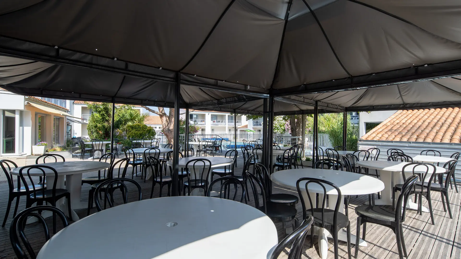 Tables sous pergola