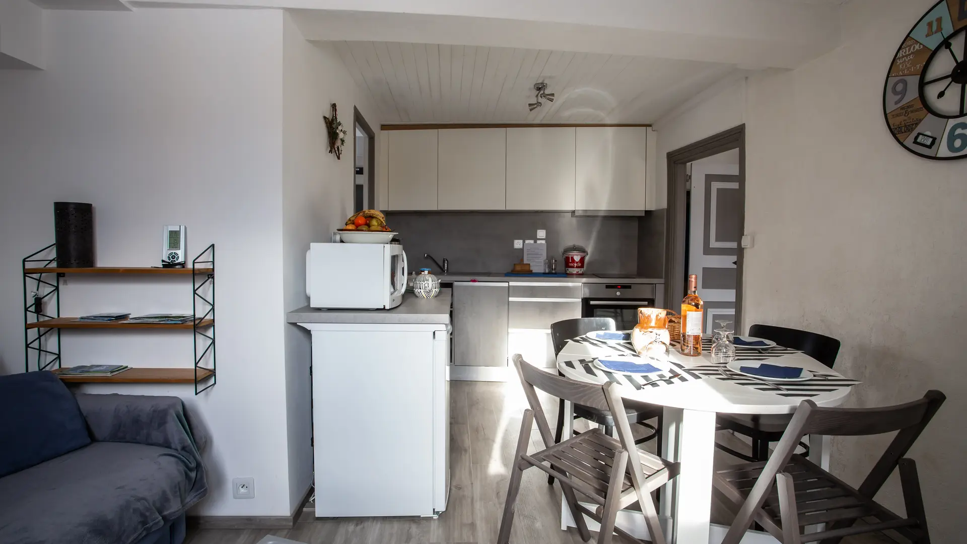 coin repas au fond cuisine avec canape