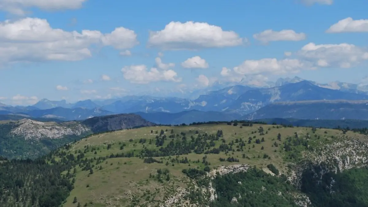 Vue sur le Dévoluy, les Écrins et les massifs alentours