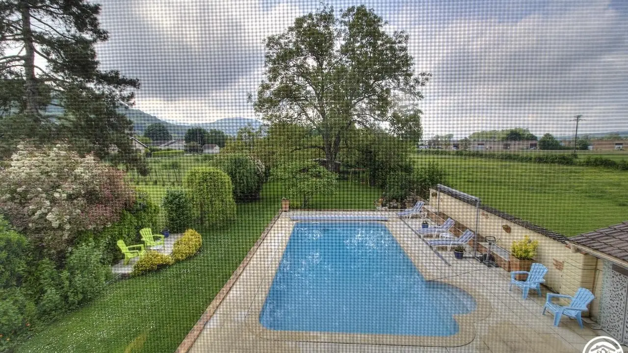 Vue depuis le gîte (moustiquaire)