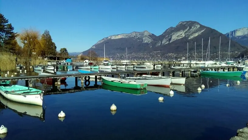 Le port et le sentier des Roselières