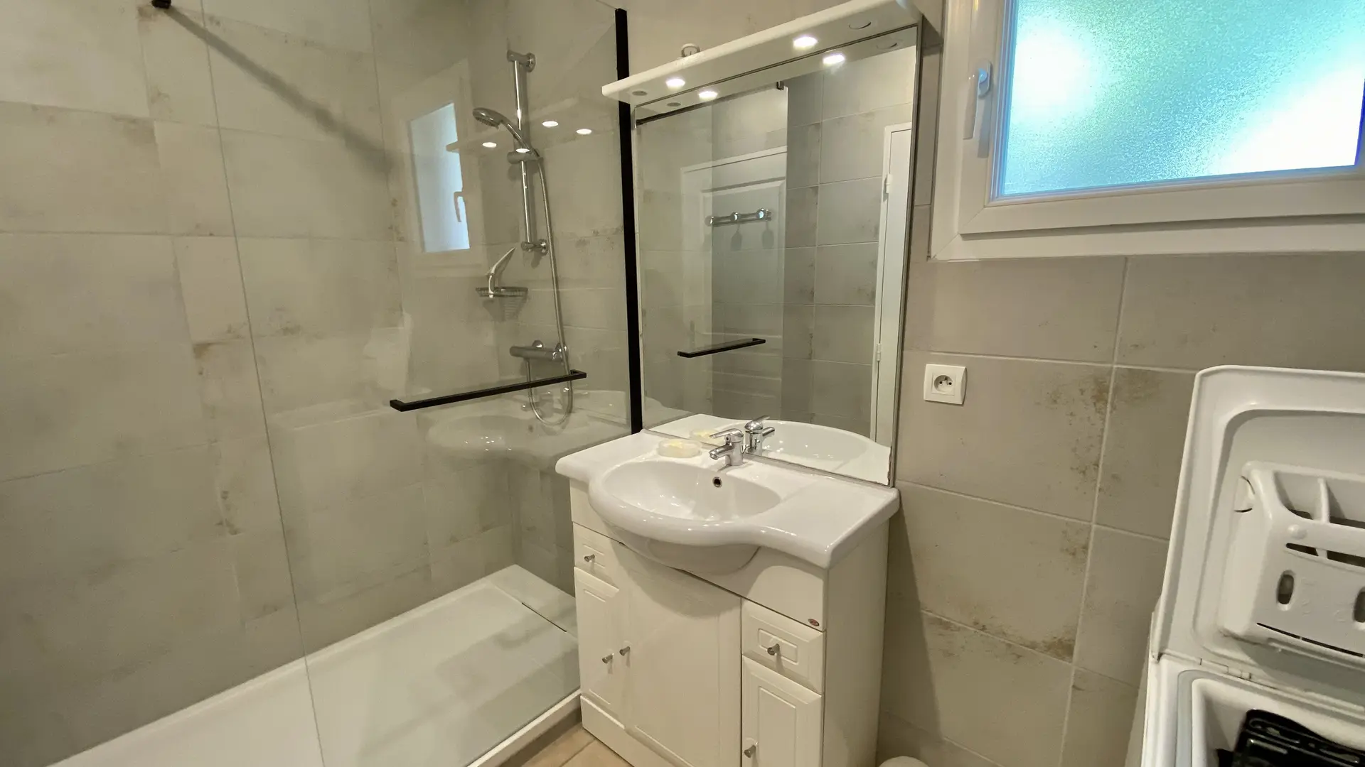 DOUCHE ET LAVE LINGE