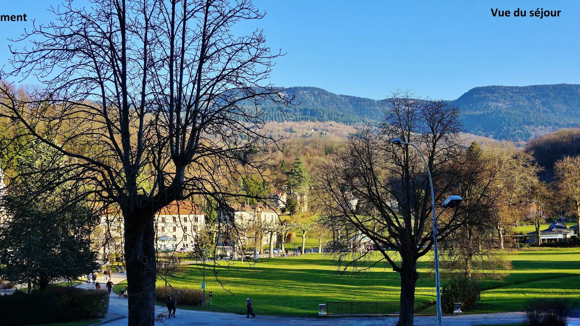 Vue du séjour sur le parc et l'établissement thermal d'Uriage.