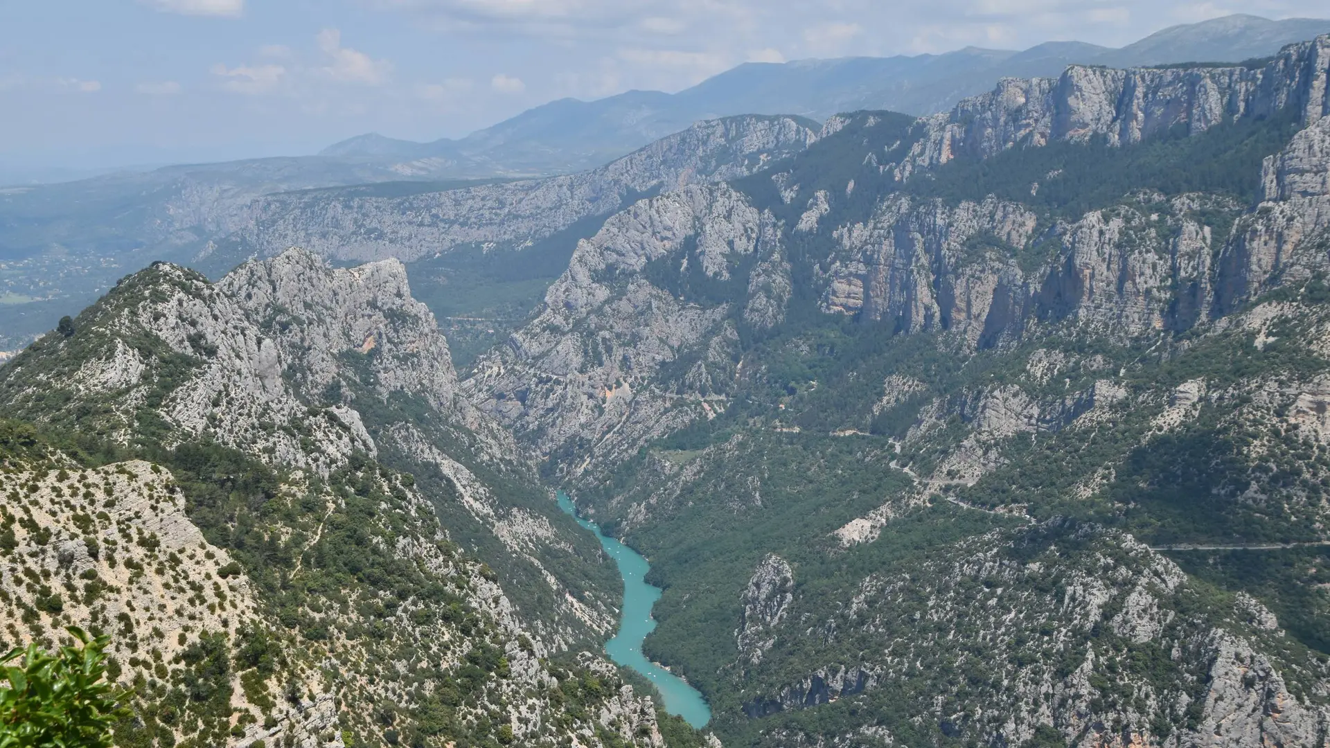Vue aérienne des gorges du Verdon avec ses collines rocheuses parsemées de végétation