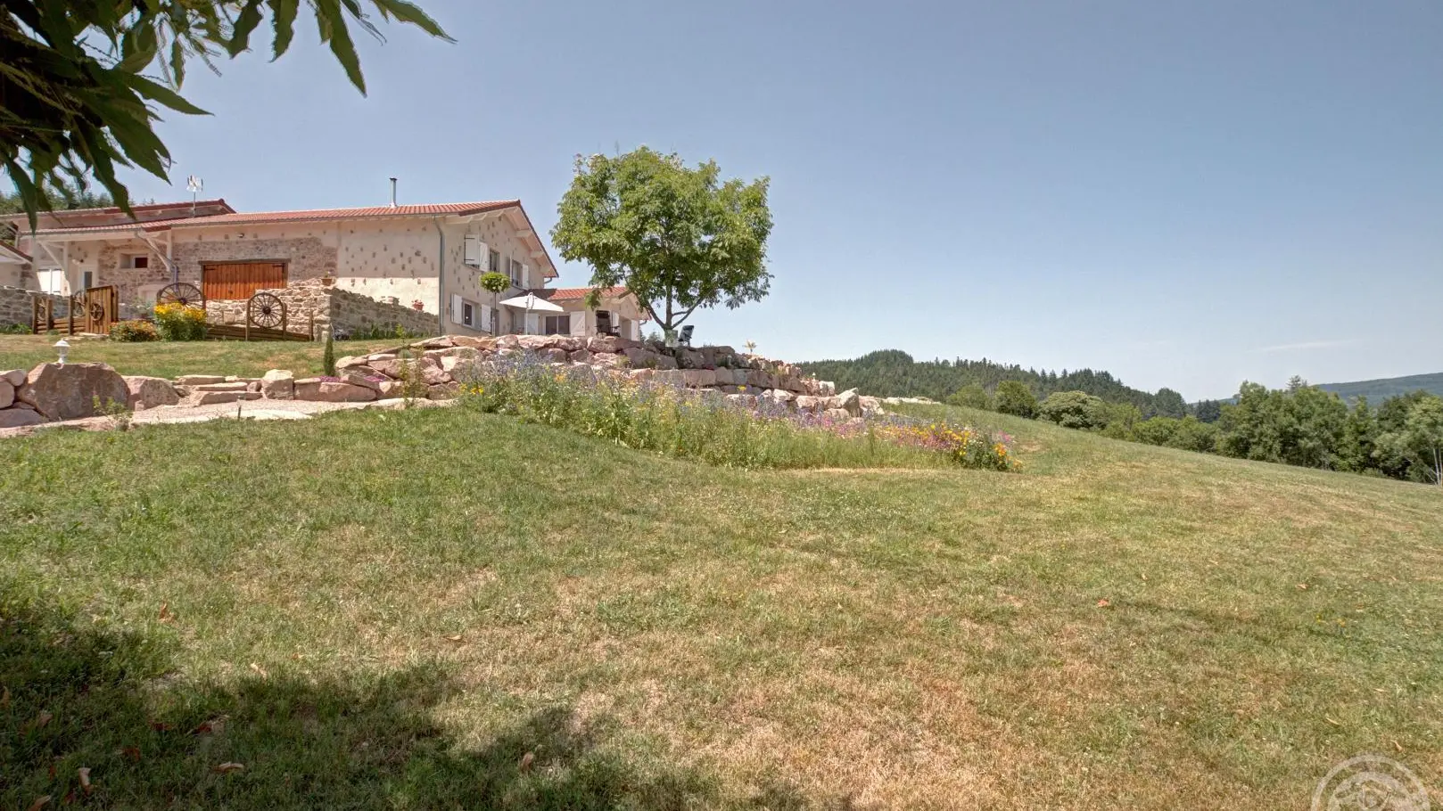 Vue du gîte et son terrain de 6000 m²