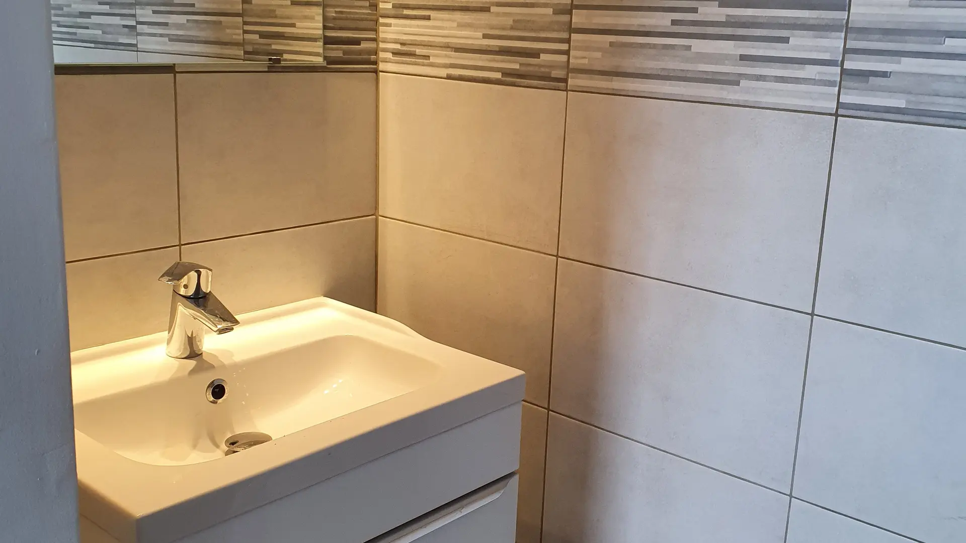 Gîte Villa les Seringas - Petite salle d'eau attenante à la chambre à 2 lits (ch. 2) - Mougins-Gîtes de France Alpes-Maritimes