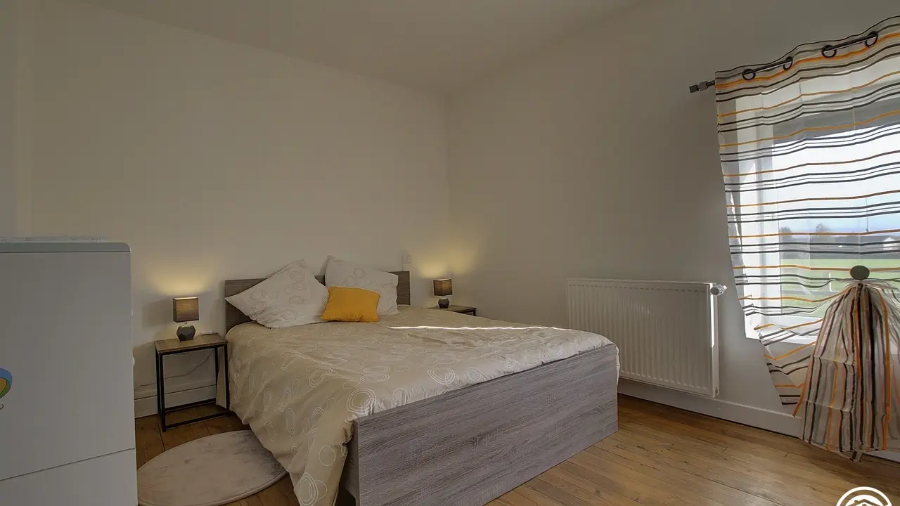 Chambre composée d'un lit en 140*190 avec un lit enfant.