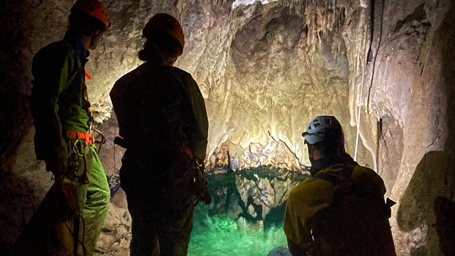 Vivez une immersion au seuil du merveilleux avec Ecrins Spéléo Canyon. Grotte dans le Buëch