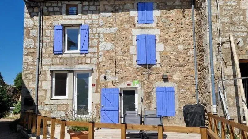 Notre Gîte cet été, avec un magnifique ciel bleu