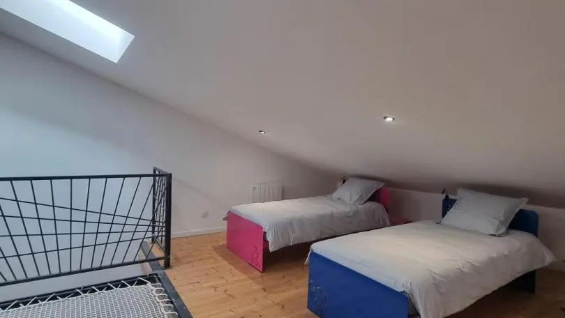 2ème étage : espace nuit avec deux lits 90 & deux couchages en appoint possible en lit 90 - espace salon TV/DVD.