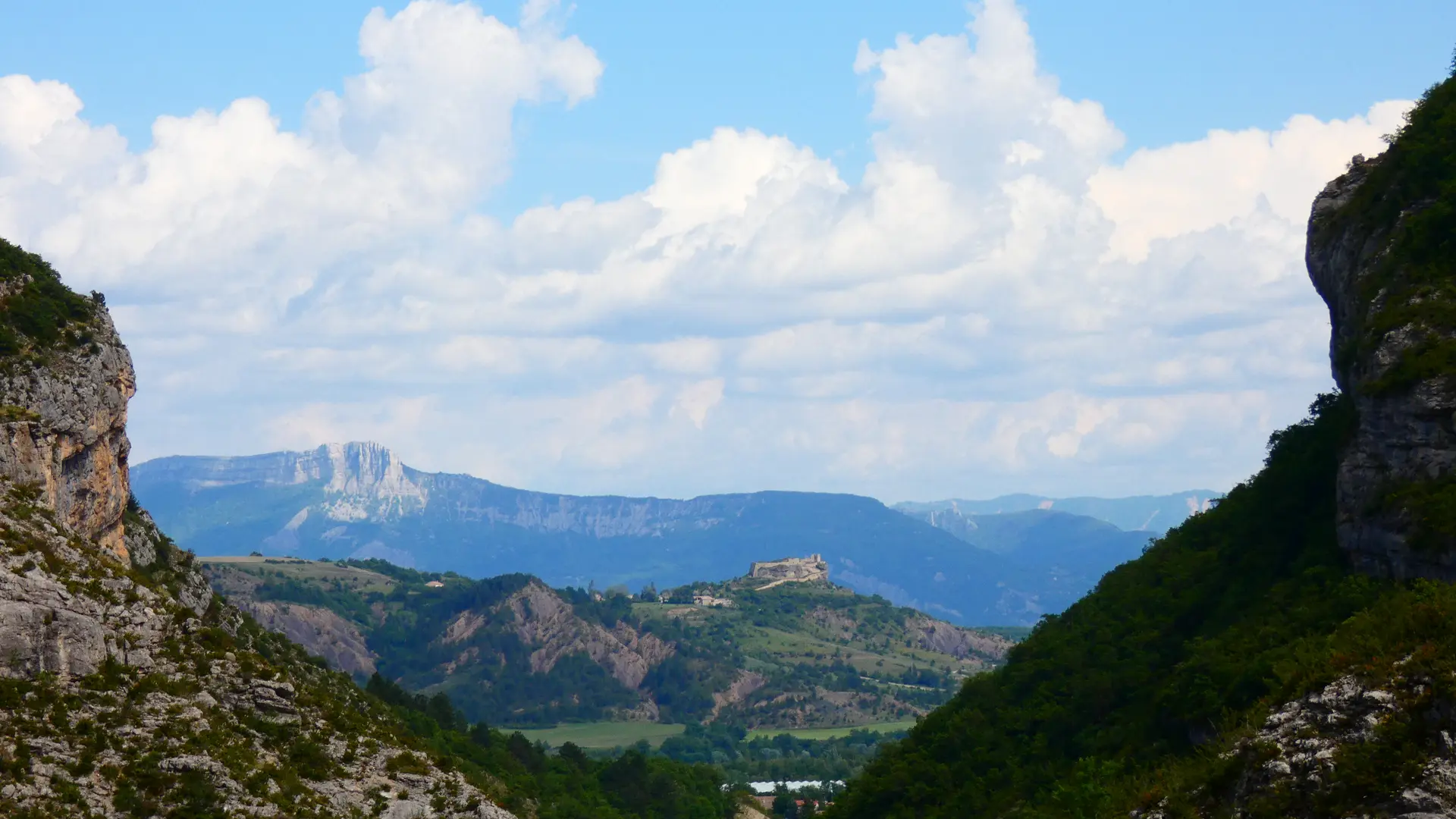 Le château de Mison depuis les Gorges de la Méouge