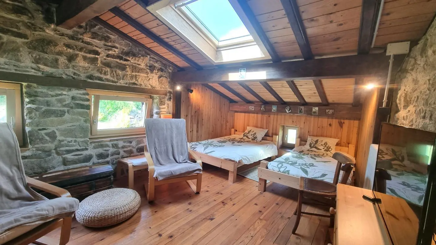 Mezzanine aménagée en chambre et espace salon/tv.