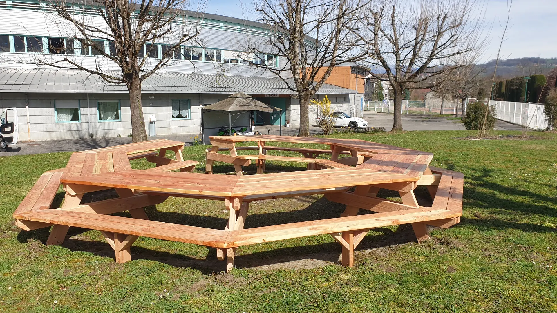 Table avec banc - diamètre 6.40m, 30 places
