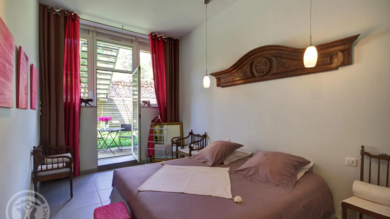 Chambre dédicace : 16 m² avec 1 lit 180, possibilité de transformer le lit en 180 en 2 lits 90 accès direct sur l'extérieur, terrasse en bois, nord-ouest.