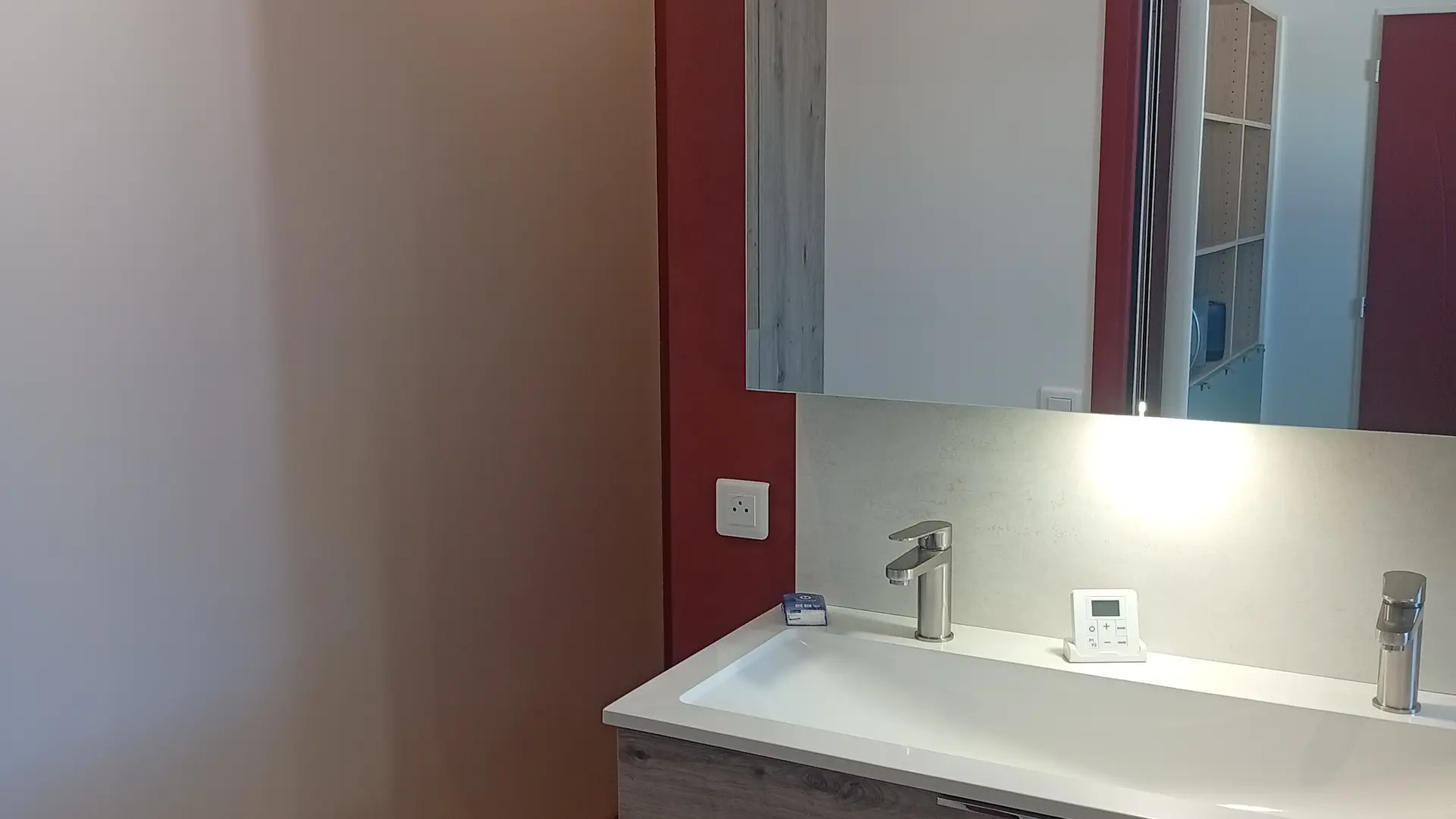 Cuarto de ducha con lavabo doble