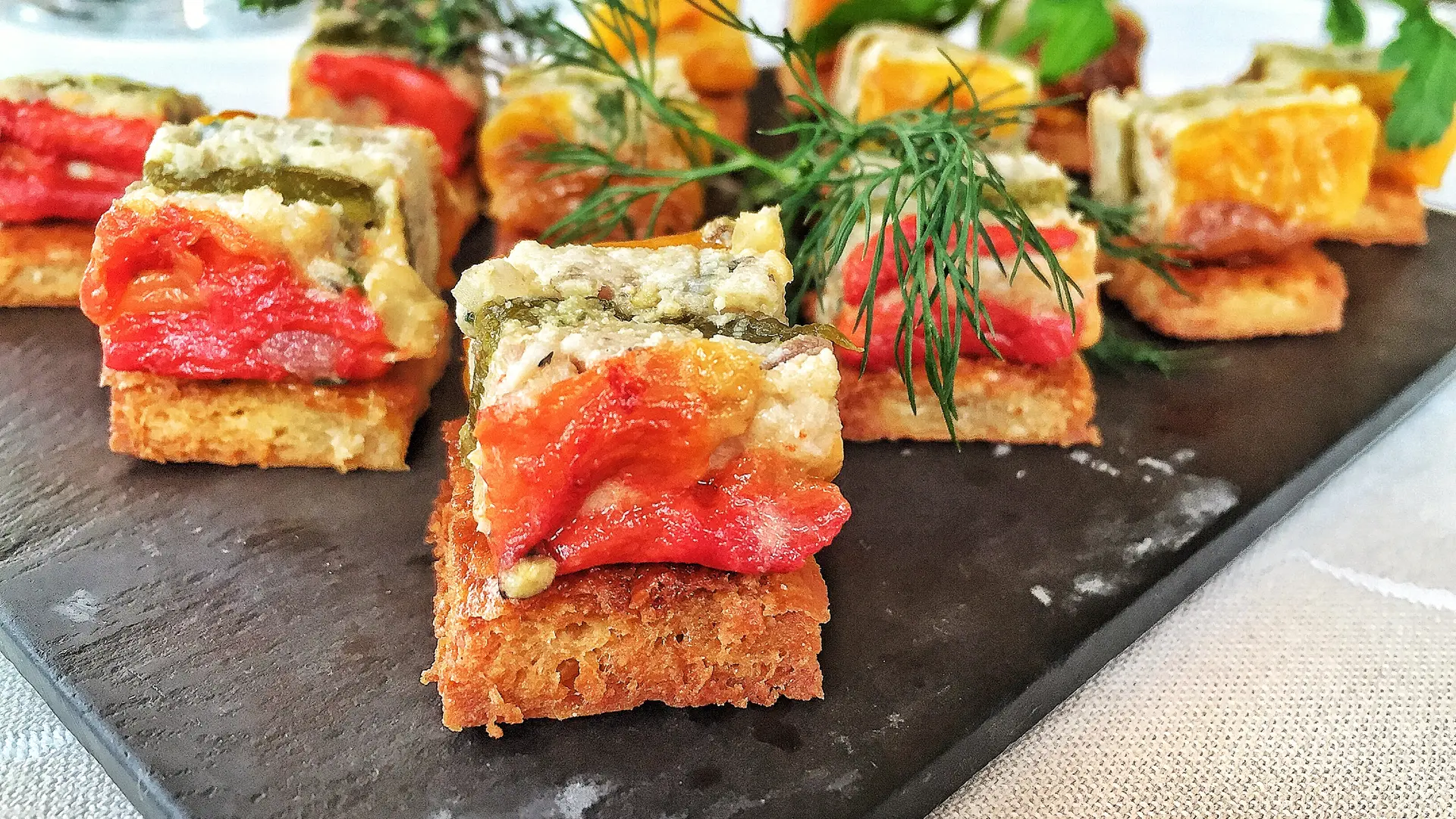 Rillettes de maquereaux en millefeuille aux poivrons