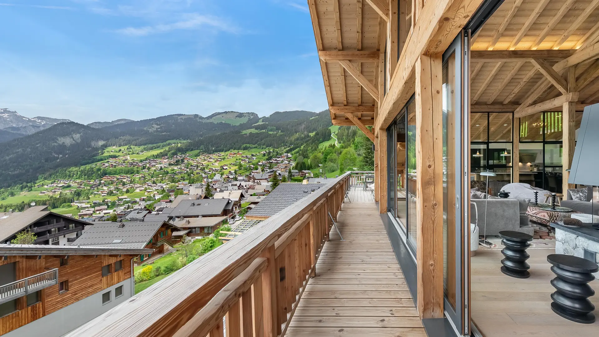 Vue sur le village depuis le balcon du chalet