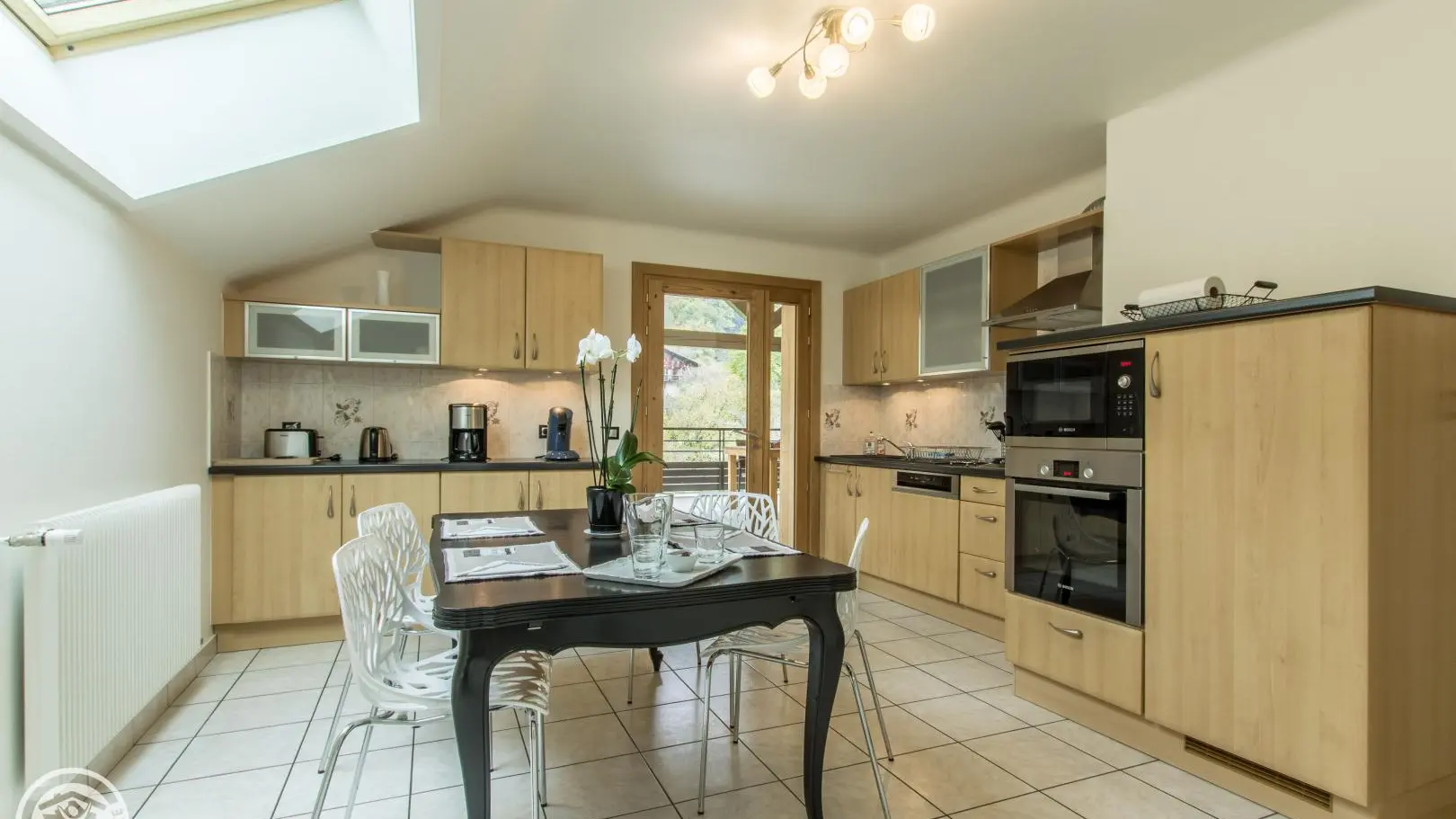 Cuisine équipée four, microndes, plaques gaz, lave vaisselle, congelateur, évier 2 bacs. Velux avec volet roulant électrique.