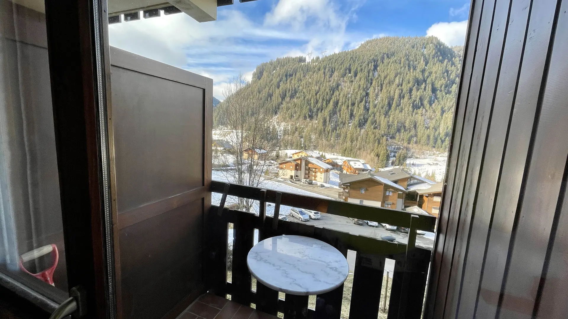 Petit balcon avec table et vue sur les montagnes