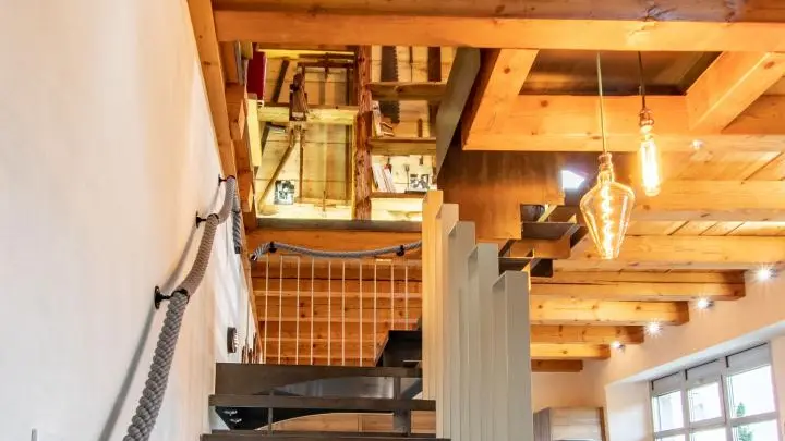 Accès étage et vue sur sol vitré