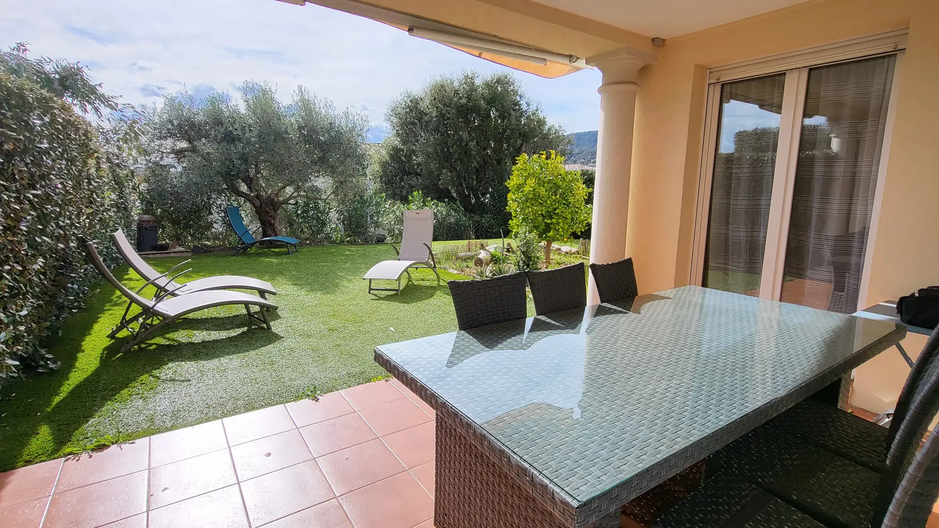 Terrasse et vue sur le jardin