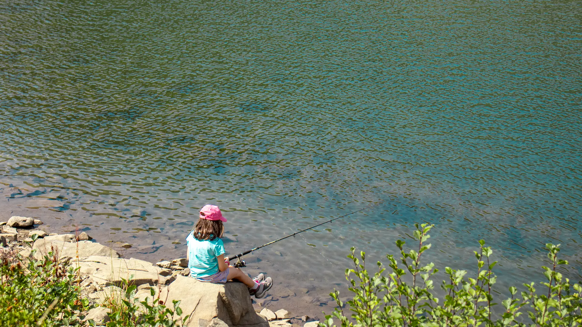 Fillette qui pêche
