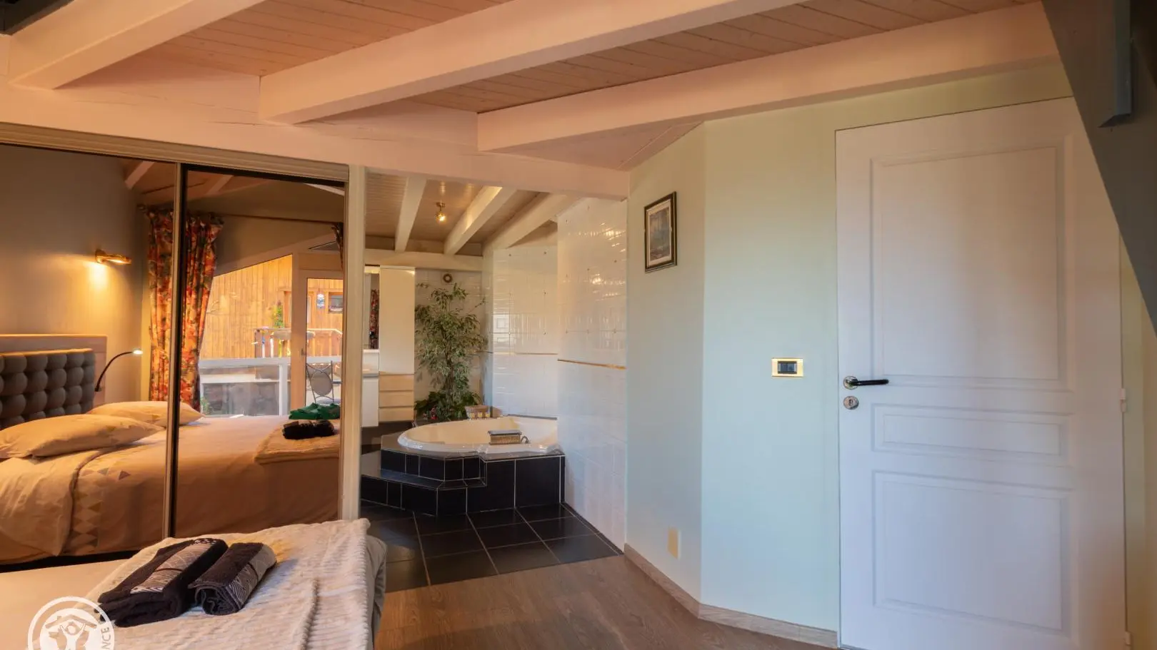 Chambre 1 - accès salle de bains privative