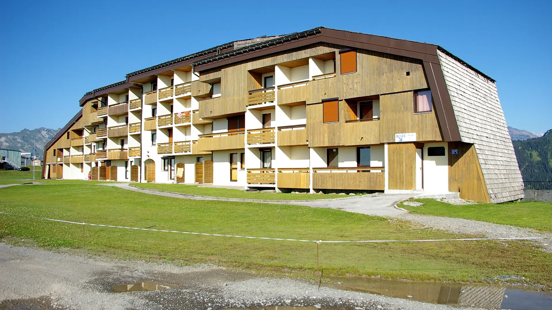 Vue sur le bâtiment en été