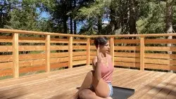 Eva montre une posture de yoga