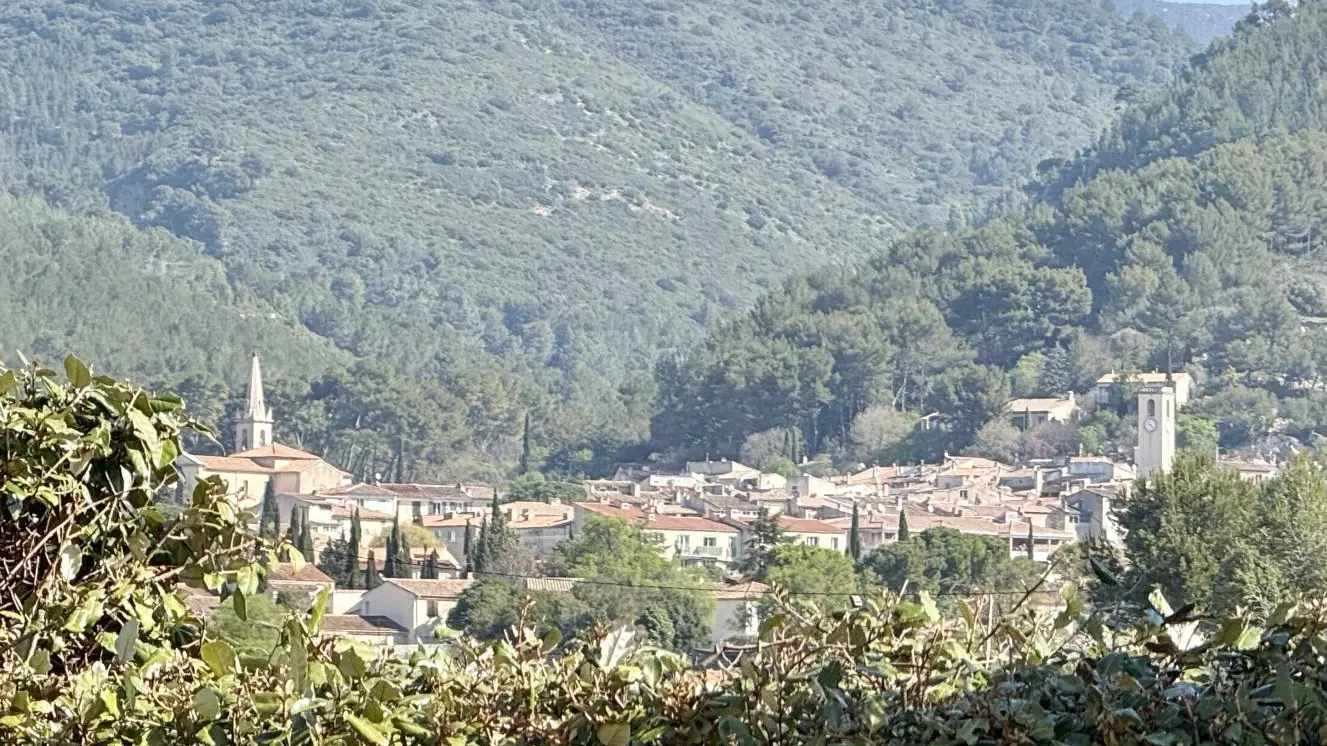 Vue du gîte sur le village typiquement provençal