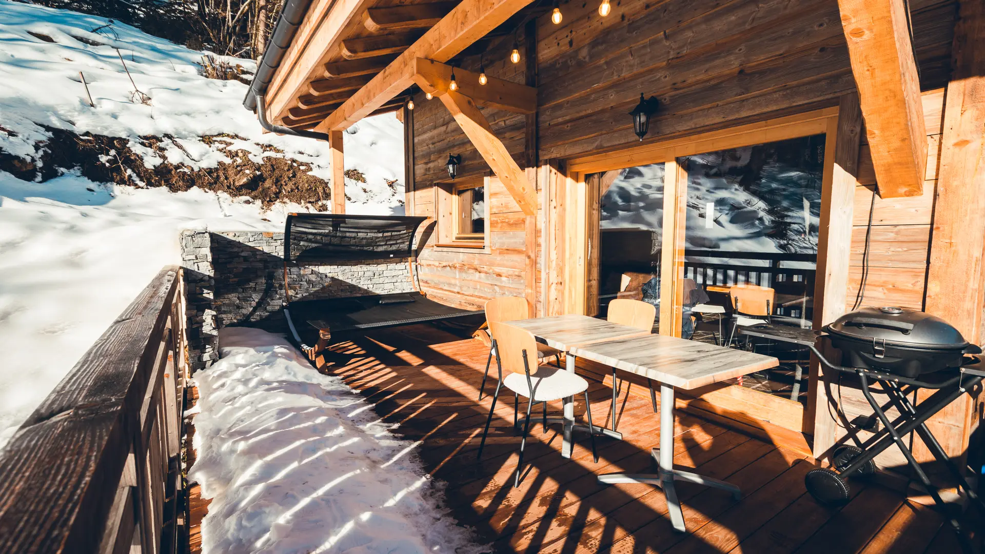 Terrasse avec barbecue et mobilier de jardin