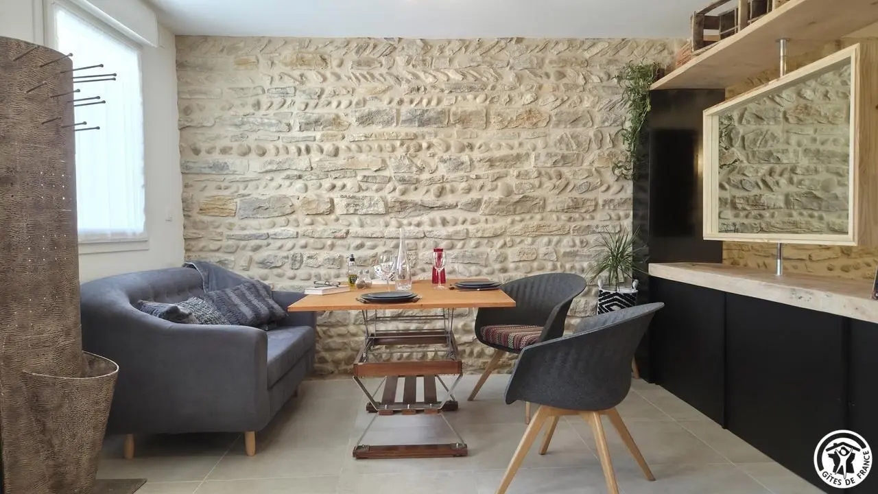 L'espace repas avec la table qui se transforme en table basse, au gré des envies.