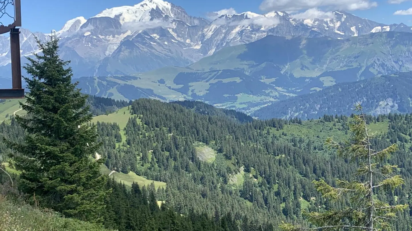 DERRIERE LE PANNEAU DU PLAN DES PISTES !!!!