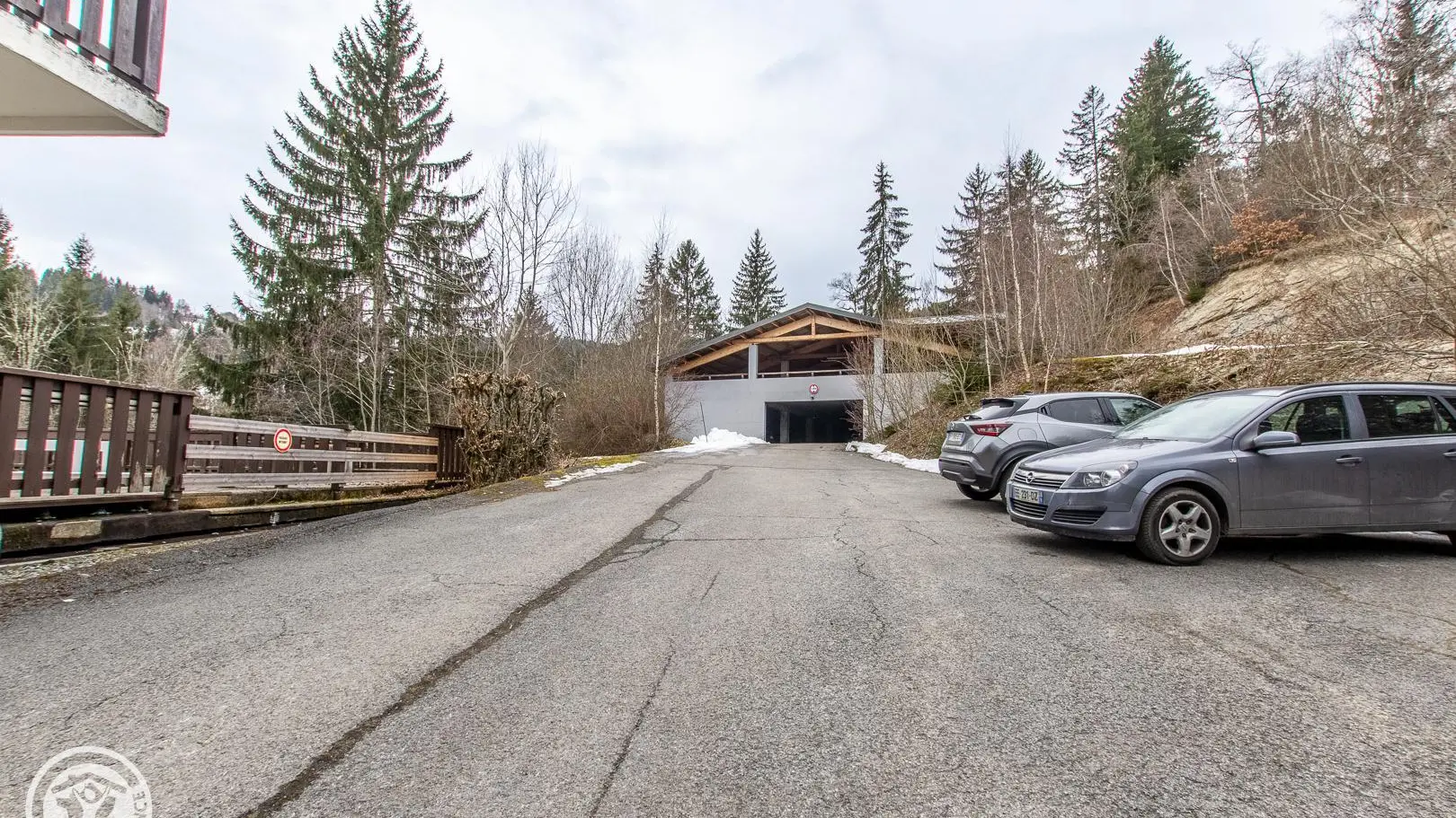 Accès parking couvert