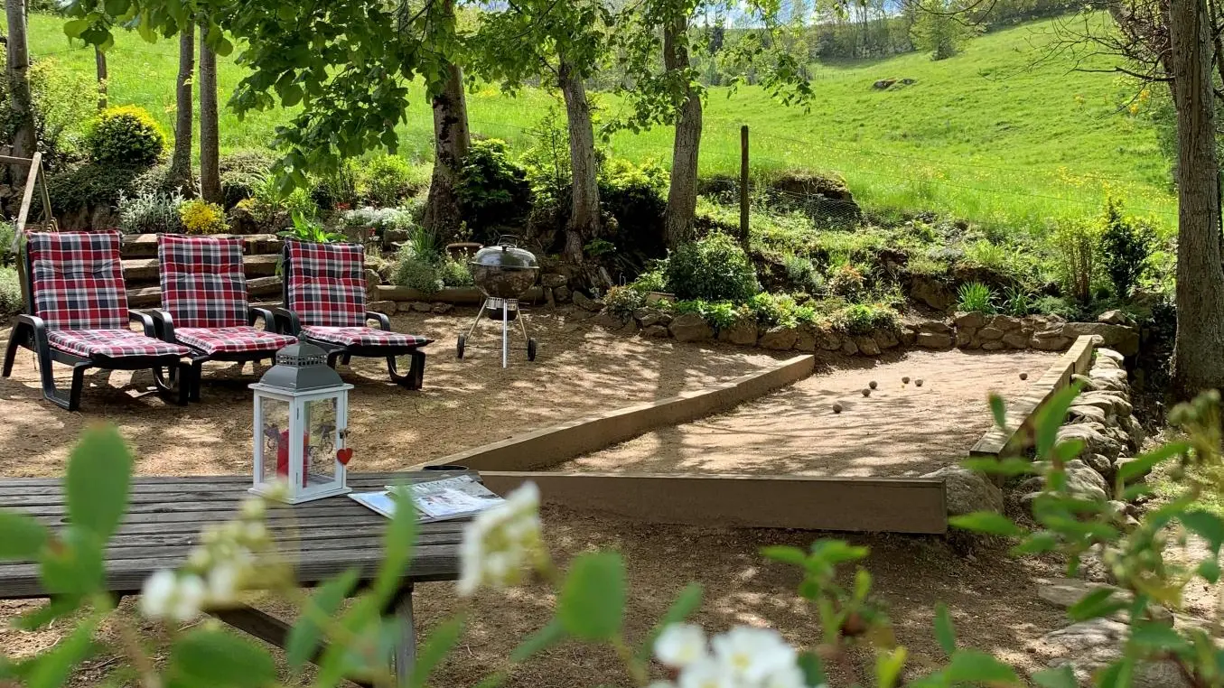 jardin avec terrain de pétanque