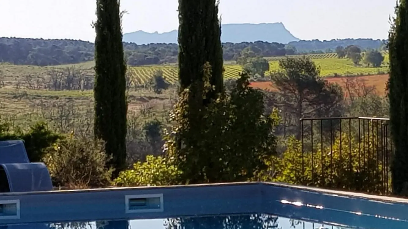 La piscine avec vue sur la montagne Sainte-Victoire chère au peintre Paul Cézanne