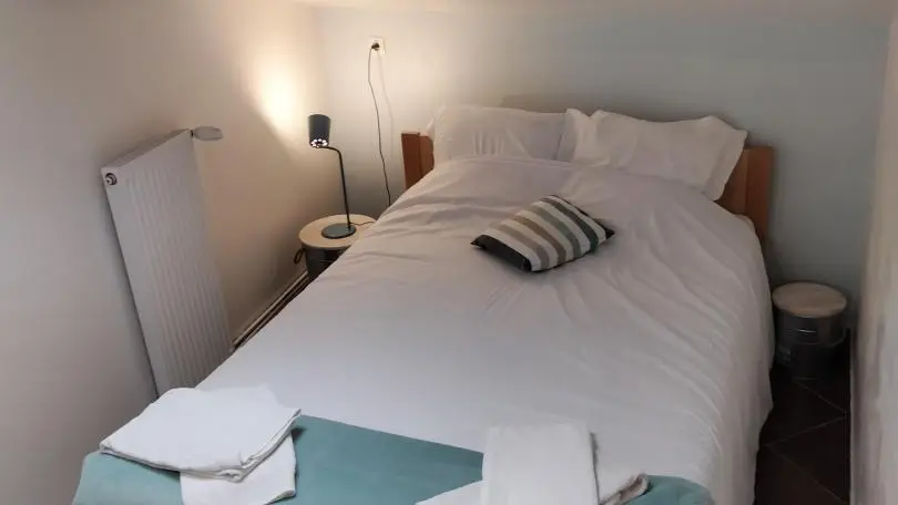 Chambre 2 : 1 lit deux places de 140 avec salle de bain composée d'une baignoire et d'un lavabo à proximité