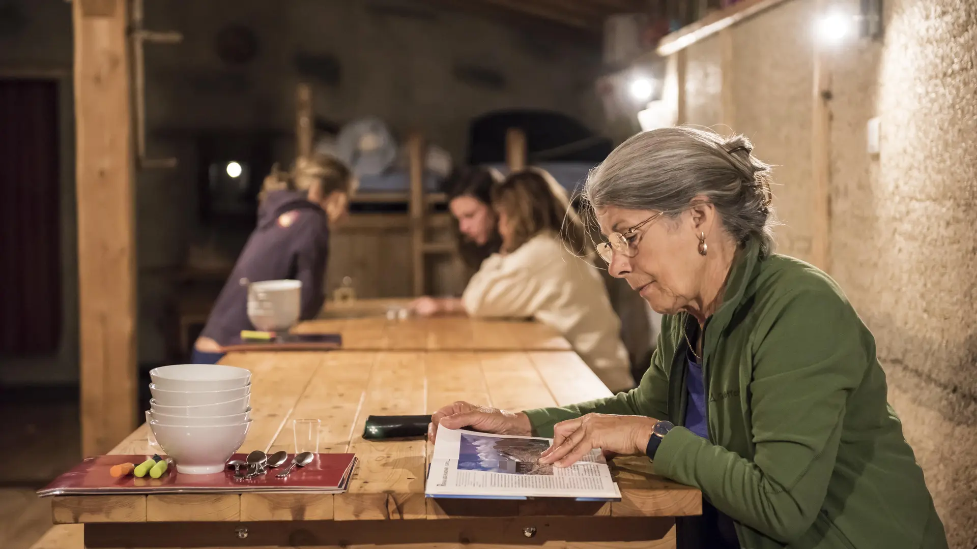 Une pensionnaire en pleine lecture - Refuge de la Chamoissière - Villar d'Arène - La Grave