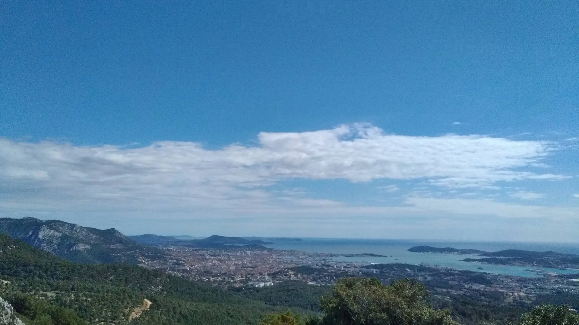 Panorama sur les communes du littoral varois, notamment la rade de Toulon