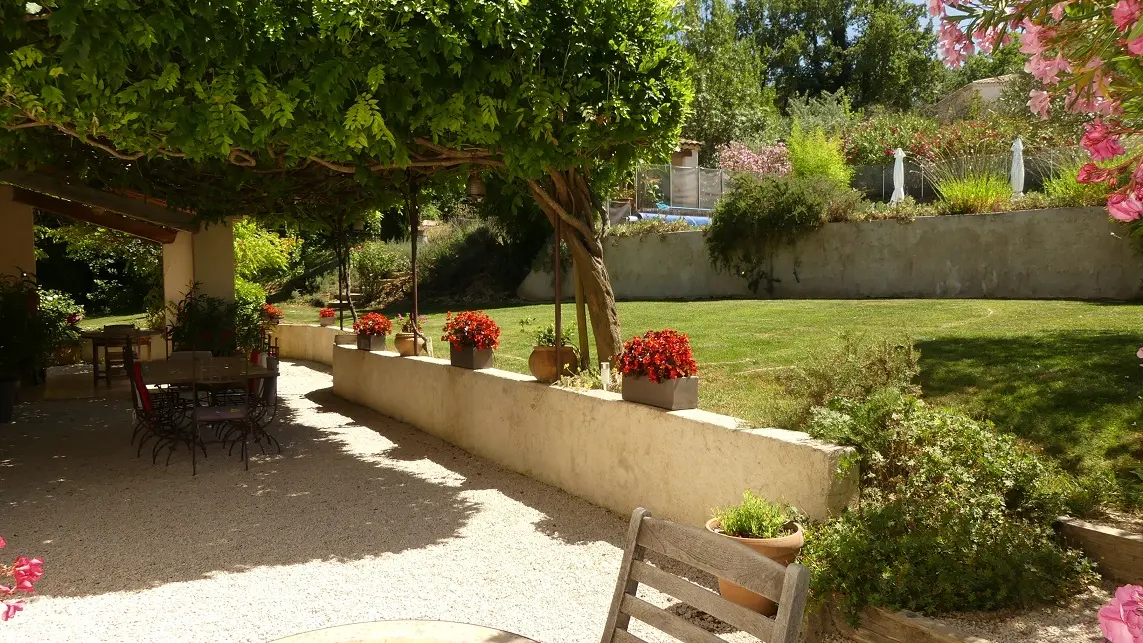 Jardin côté sud et terrasse sous la glycine