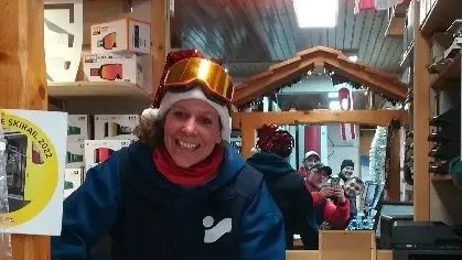 Une employée du magasin qui sourit