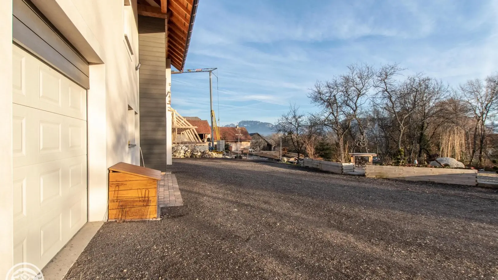 Cours devant le gîte (stationnement, garage accessible pour rangement uniquement)