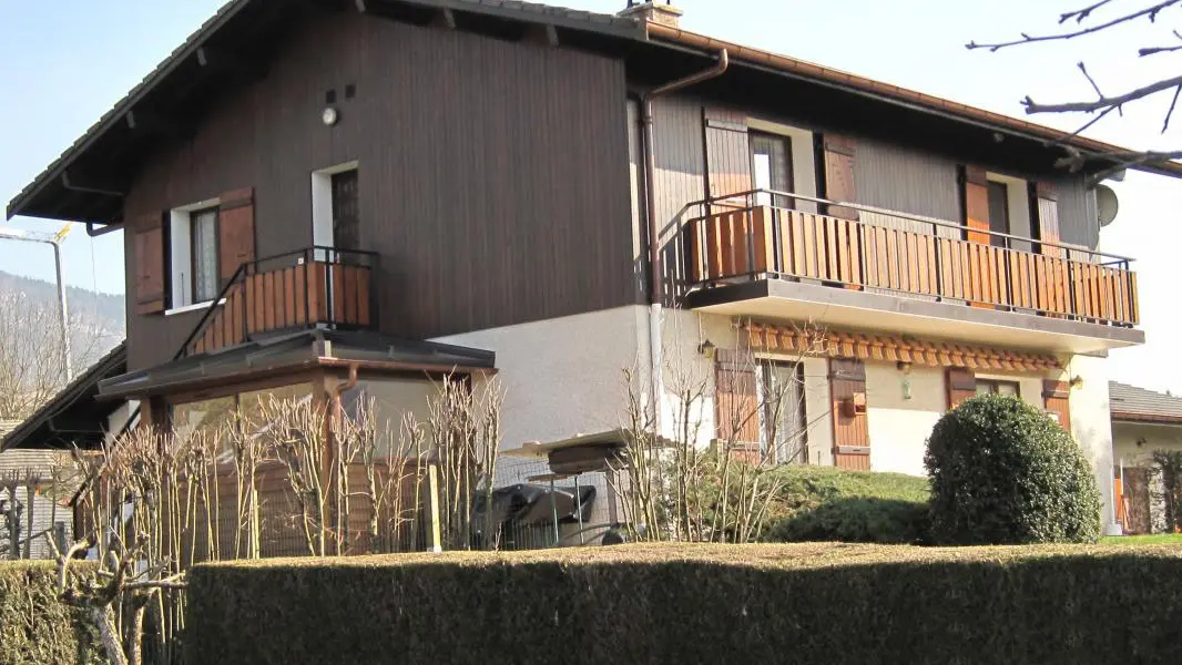 Entrée du gite à l'étage avec balcons