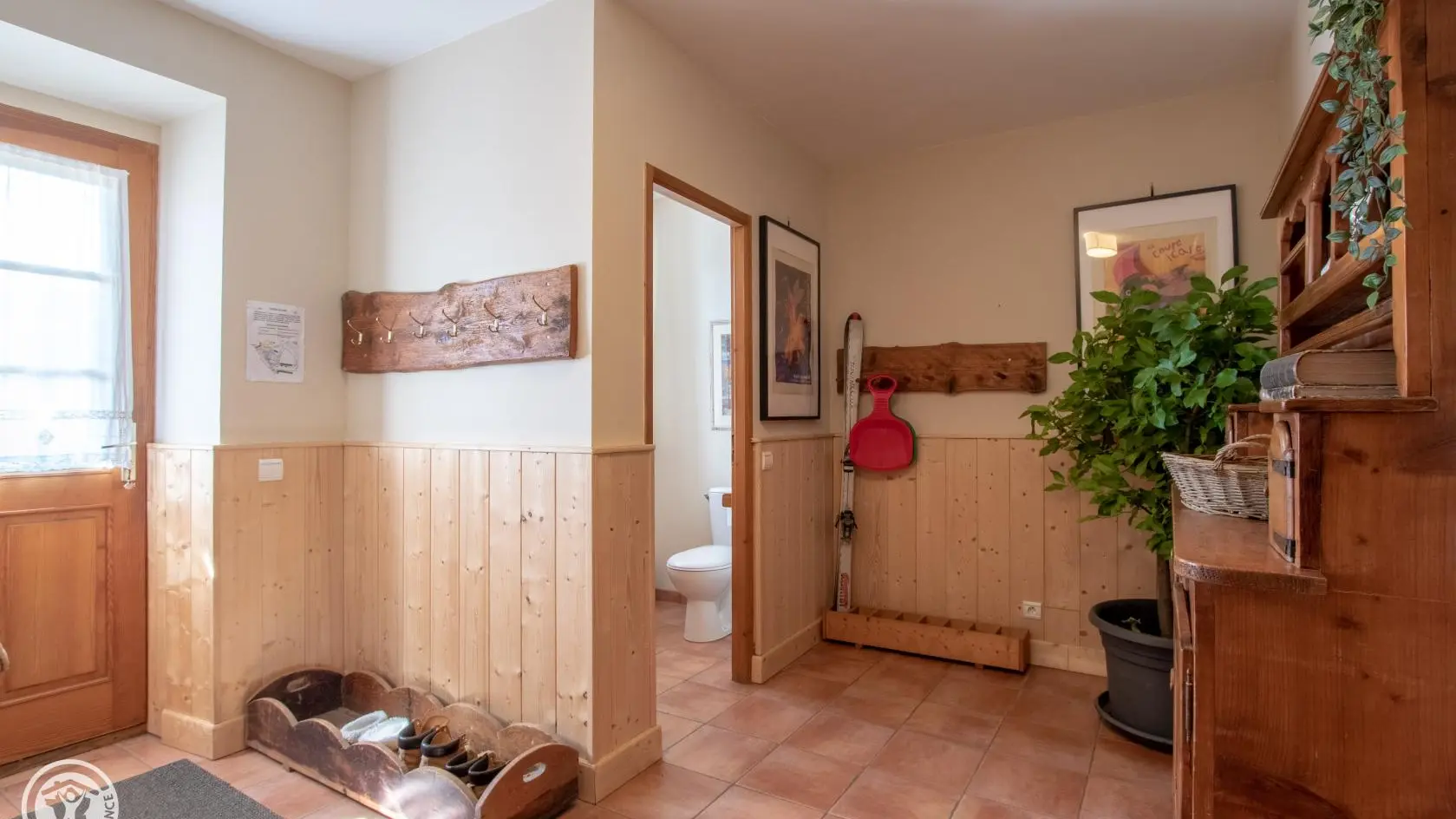 Aménagement pour chaussures et skis dans l'entrée.