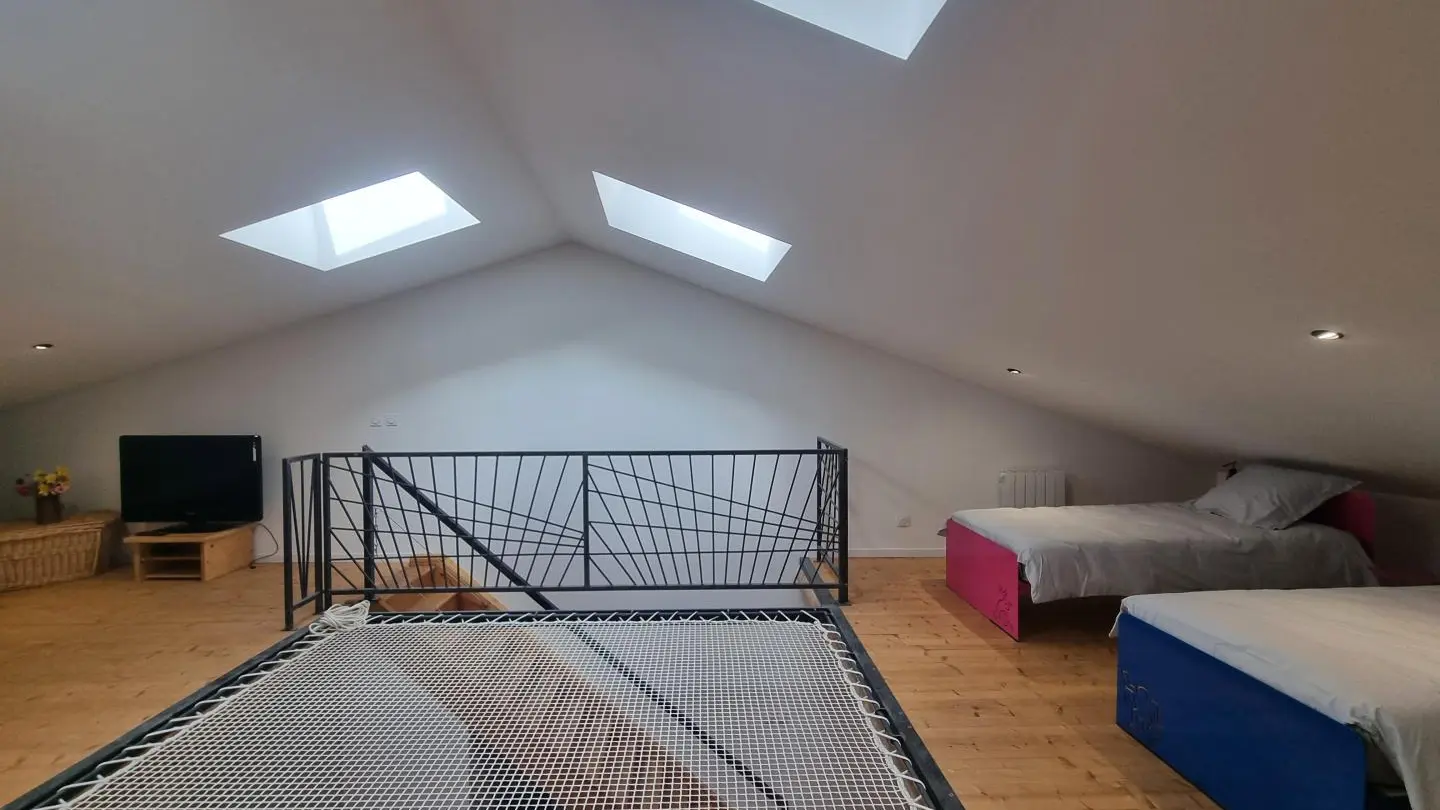 2ème étage : espace nuit avec deux lits 90 & deux couchages en appoint possible en lit 90 - espace salon TV/DVD.