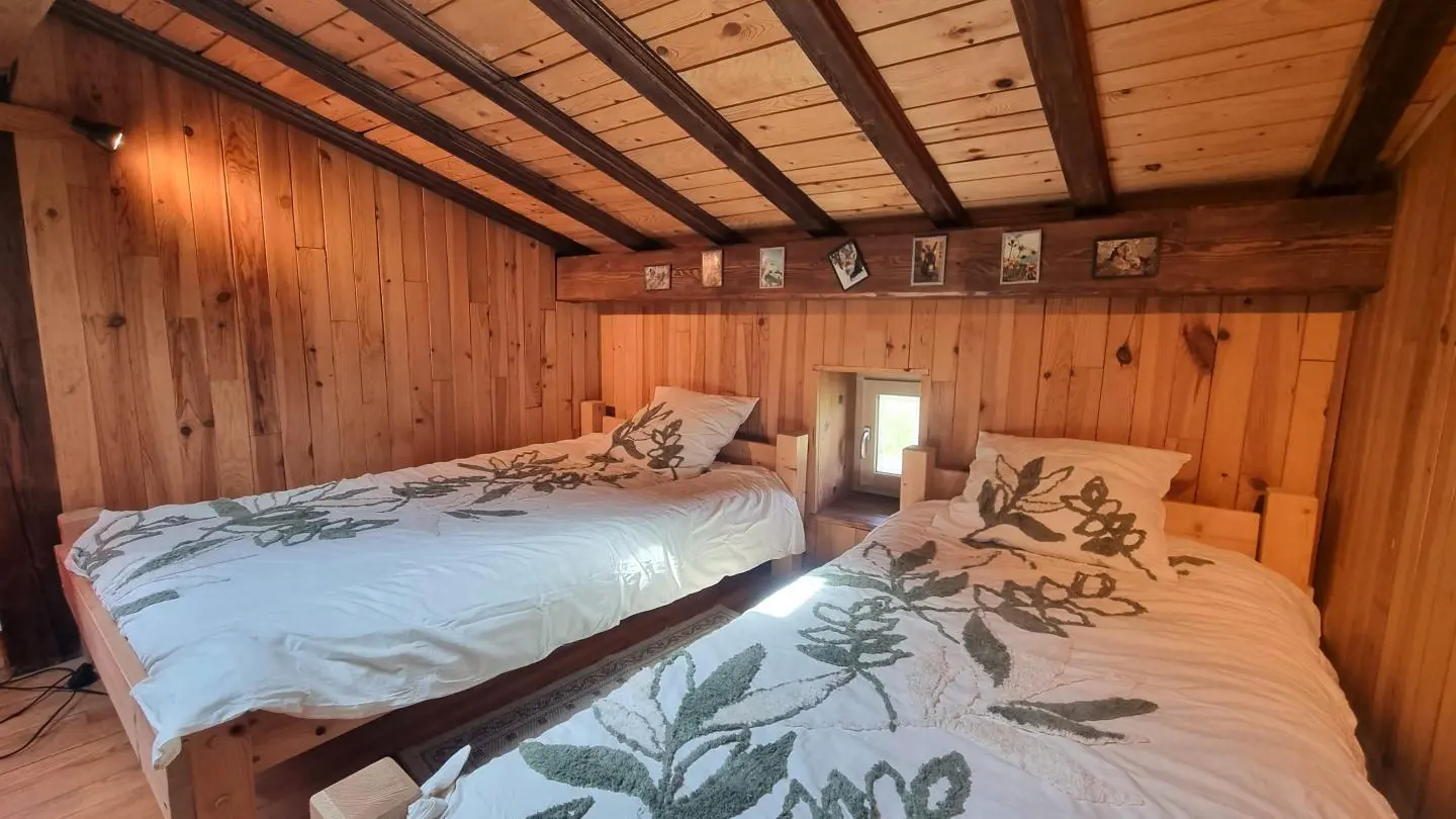 Mezzanine aménagée en chambre et espace salon/tv.